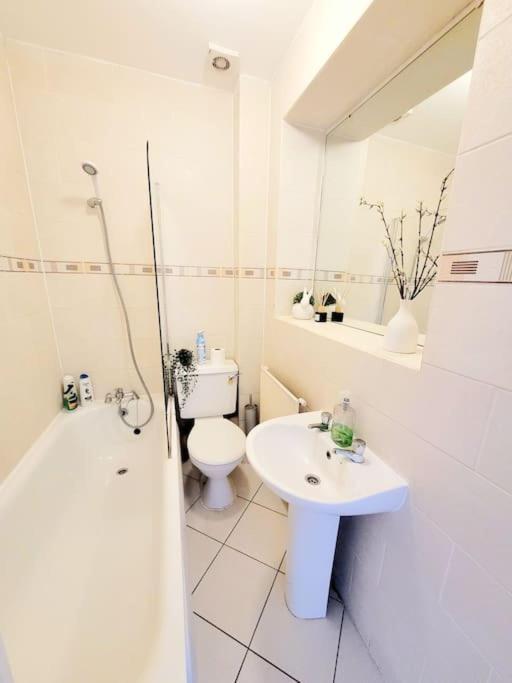 One Bedroom Apartment With A Terrace In Angel Londra Esterno foto